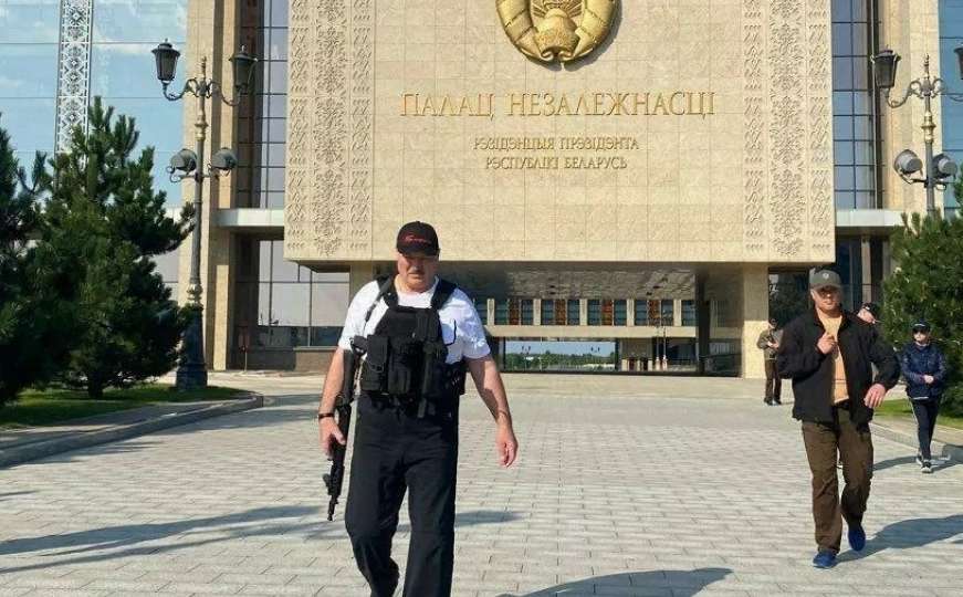 Šta se dešava: Lukašenko s automatskom puškom ispred Palate nezavisnosti