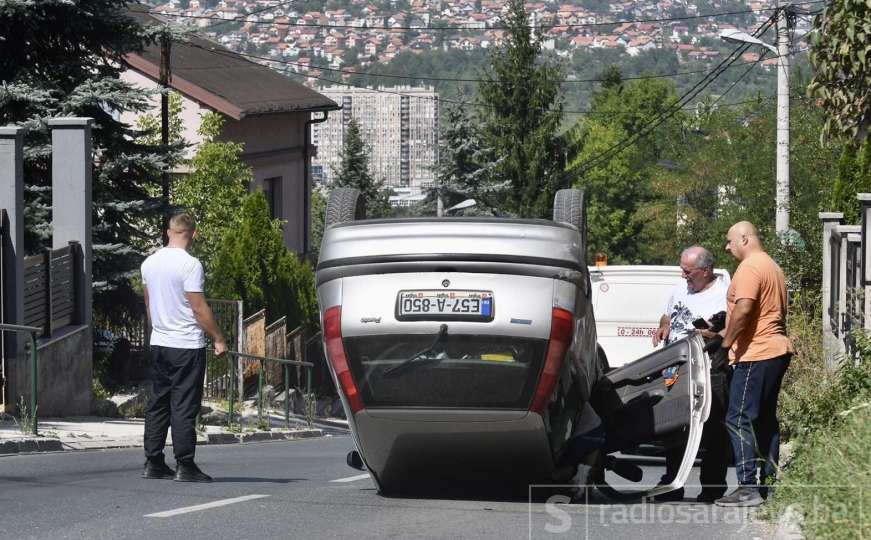 Nesreća u Sarajevu: Fiat Punto se prevrnuo na krov 