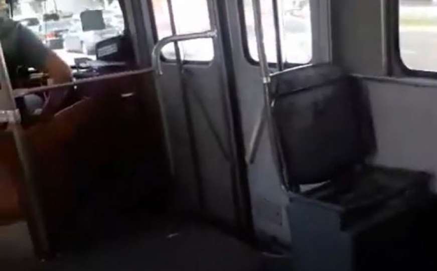 Ružna slika: U sarajevskom tramvaju potpuno uništeno sjedište