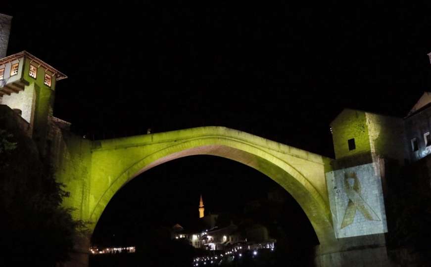 Život poslije raka: I Stari most u Mostaru obojen zlatnom bojom