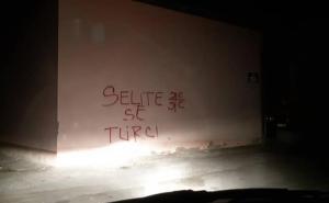 Crna Gora: U Pljevljima osvanuli grafiti s natpisima "Selite se, Turci"
