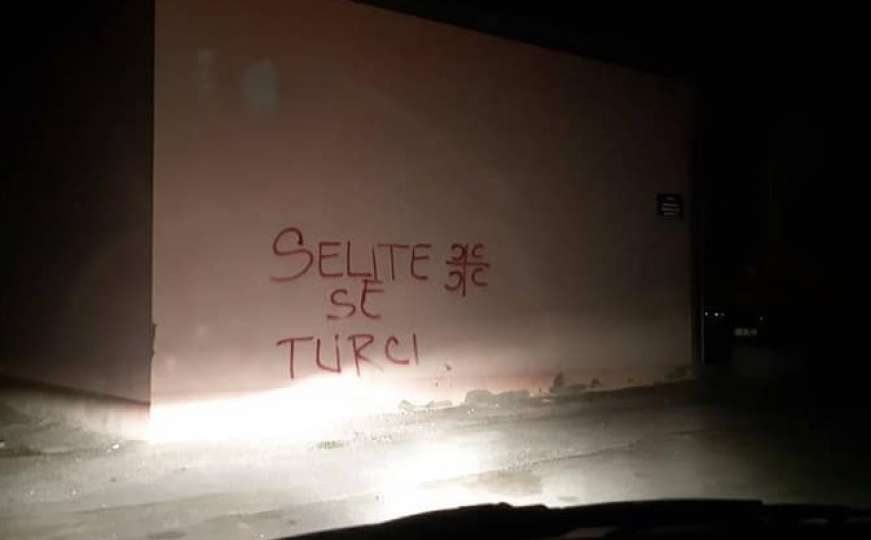 Crna Gora: U Pljevljima osvanuli grafiti s natpisima "Selite se, Turci"