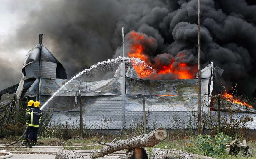Vatrogasci u Srbiji već pet sati gase požar koji je izbio u magacinu