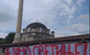 Zdravko Krivokapić ispred džamije u Pljevljima: Ne damo svetinje