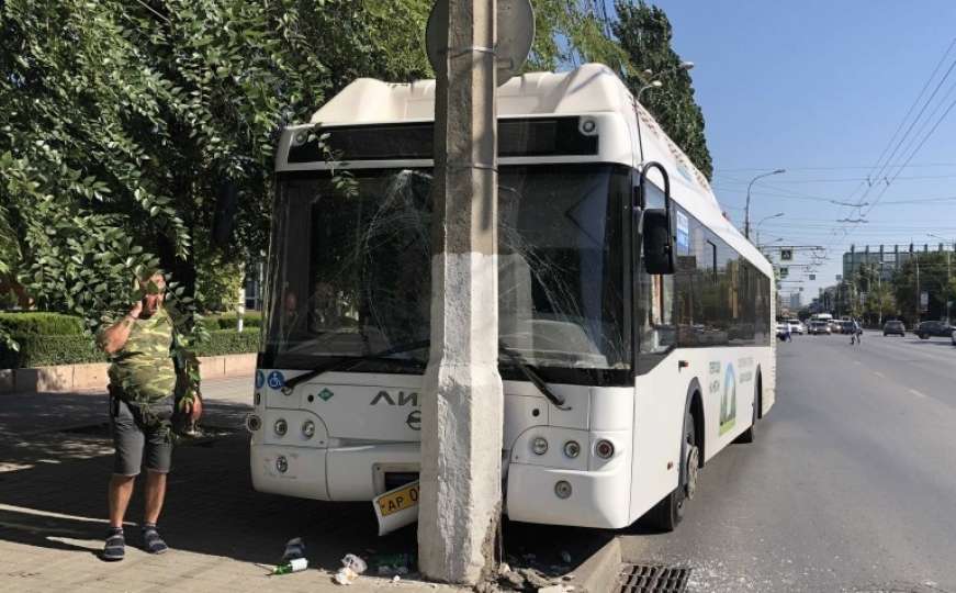 Obračun u vožnji: Vozač se potukao s radnim kolegom, a trolejbus se zabio u stub
