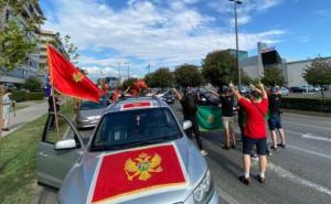 Krenula kilometarska kolona automobila sa crnogorskim zastavama