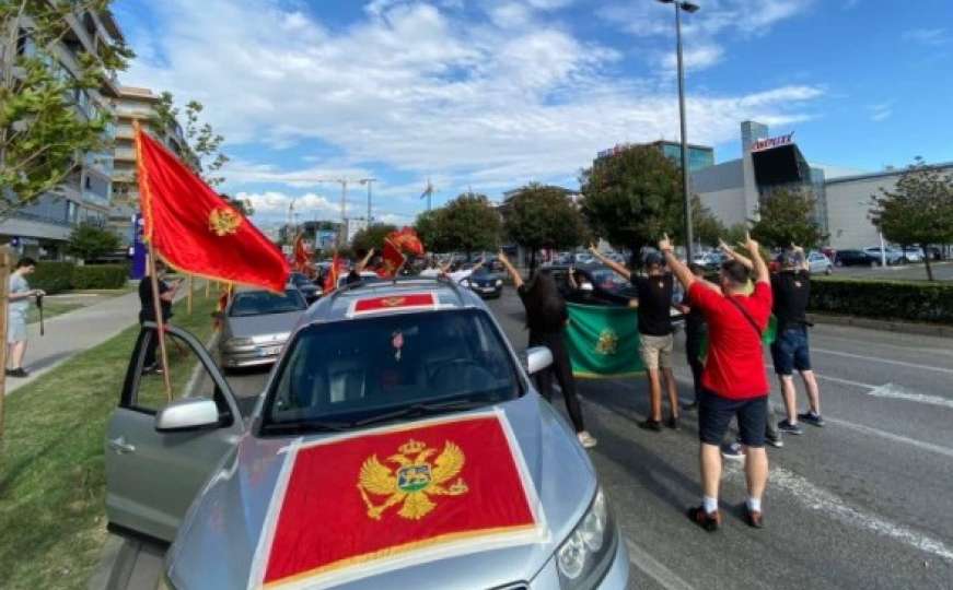 Krenula kilometarska kolona automobila sa crnogorskim zastavama