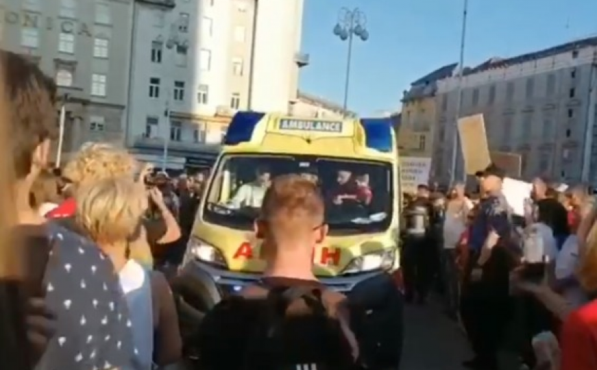 Na Festivalu slobode jedna žena kolabirala: Nisu pustili vozilo hitne pomoći do nje!