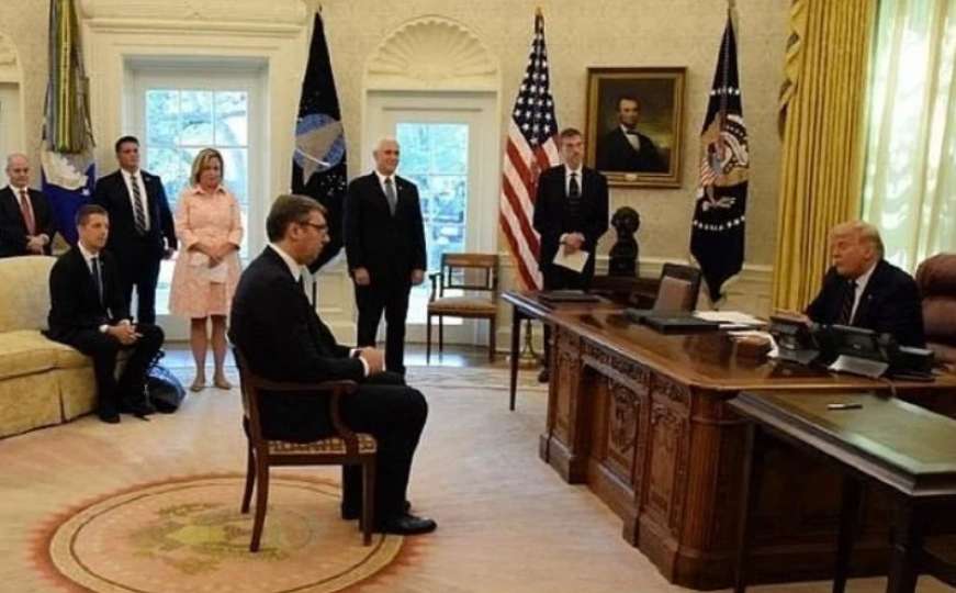 Vučićeva fotografija kako sjedi ispred Trumpa postala hit: "Ovo je ponižavanje"