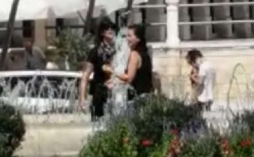  Bilo im je toliko vruće da su ove dvije djevojke ušle odjevene u fontanu