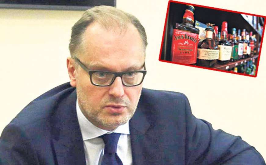 Bivši ambasador Srbije iz Kanade pokušao da prokrijumčari 97 flaša alkohola!