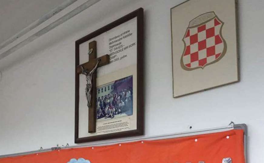 Zašto se u školama nalaze samo obilježja hrvatskog naroda?