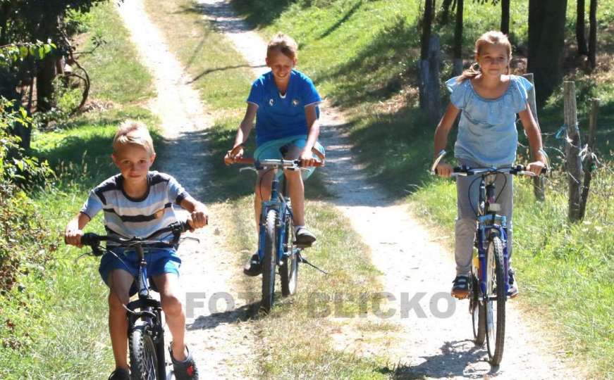 Nafaka jedne fotografije: Rahmo, Hasan i Hajra ne idu više u školu jednim biciklom