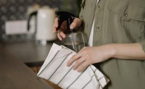 Domaćice oduševljene jednostavnim trikom: Nestvarno je kako dobro skida mrlje