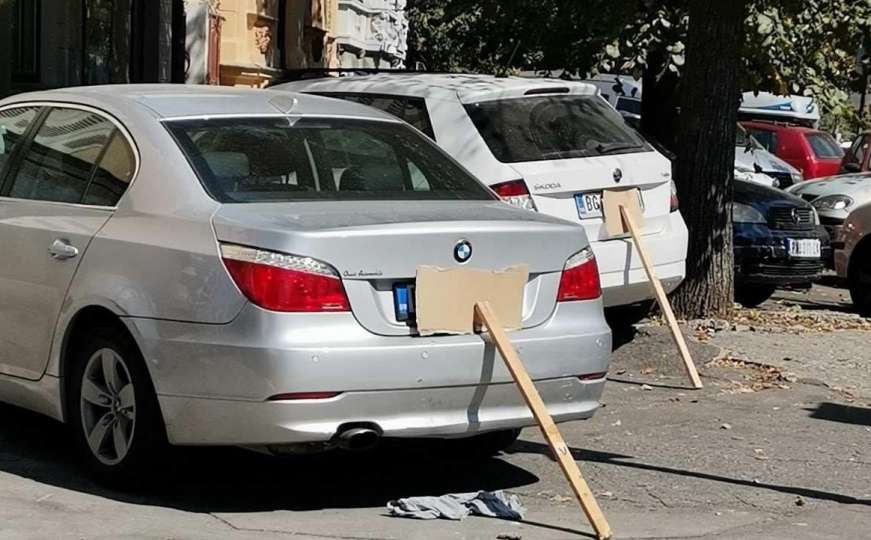 Fotka nasmijala Balkan: Smislili kako da parkiraju na trotoar a ne plate kaznu