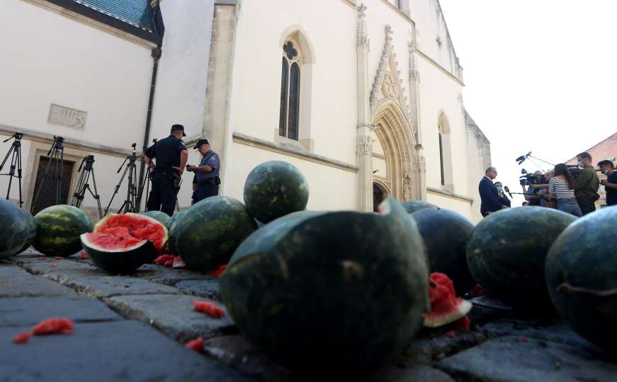 Zastupnik u Europskom parlamentu razbio lubenice pred ulazom u Hrvatsku vladu