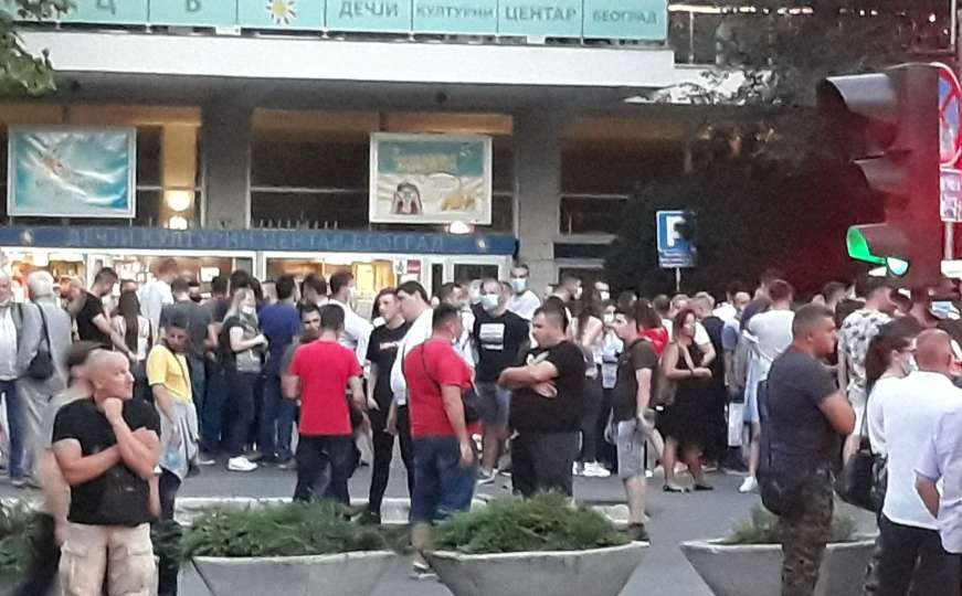 Građani se počeli okupljati ispred RTS-a uoči Vučićevog gostovanja