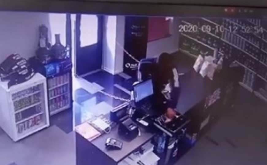 Baščaršija: Ukrao novac iz kase, radnica ga stigla i zadržala do dolaska policije