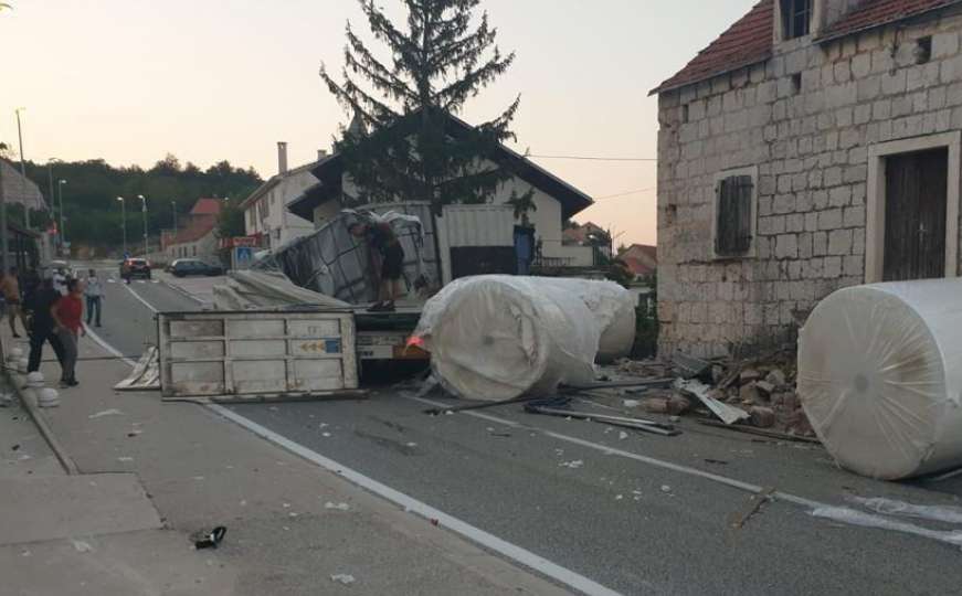 Zabio se u kuću: Vozač bh. kamiona povrijeđen u nesreći