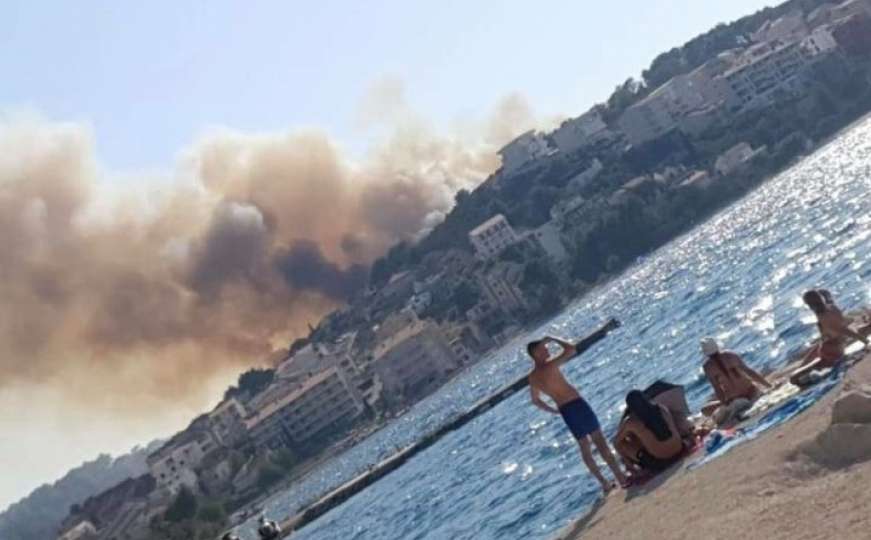 Izbio veliki požar na hrvatskom otoku, vatra prijeti kućama, dvije su evakuisane