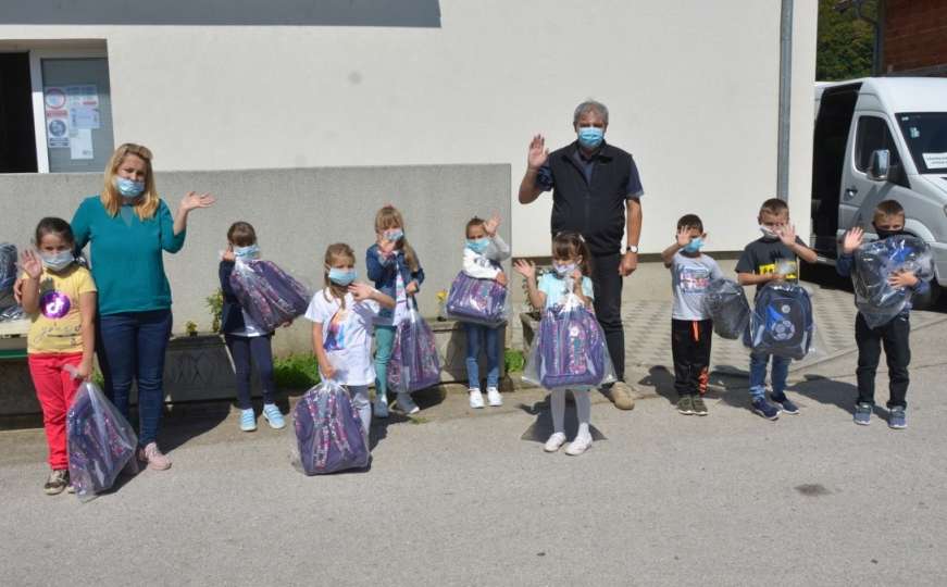 Pomoć Općine Novo Sarajevo: Mališani iz Nove Kasabe u RS obradovani ruksacima
