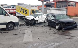 Jutros sudar kombija i dva putnička vozila: Dvije osobe hitno prevezene u bolnicu