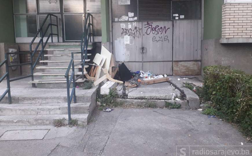 Nesavjesni građani Sarajeva smeće bacaju ispred ulaza zgrade u kojoj žive