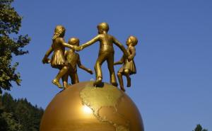 Srebrenica: Puštena u rad gradska fontana i otkriven "Spomenik miru"