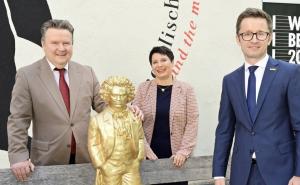 Zlatna Beethovenova statua na originalan i neobičan način stigla u Beč