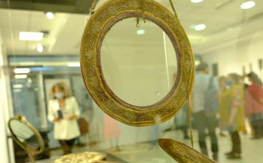 Zanimljiva izložba u Sarajevu: Kako je nastao mit o razbijenom ogledalu i nesreći?