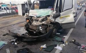 Drama u BiH: Vatrogasci iz smrskanog kombija izvukli povrijeđenog vozača
