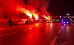 Pogledajte bakljadu navijača FK Sarajevo na autoputu