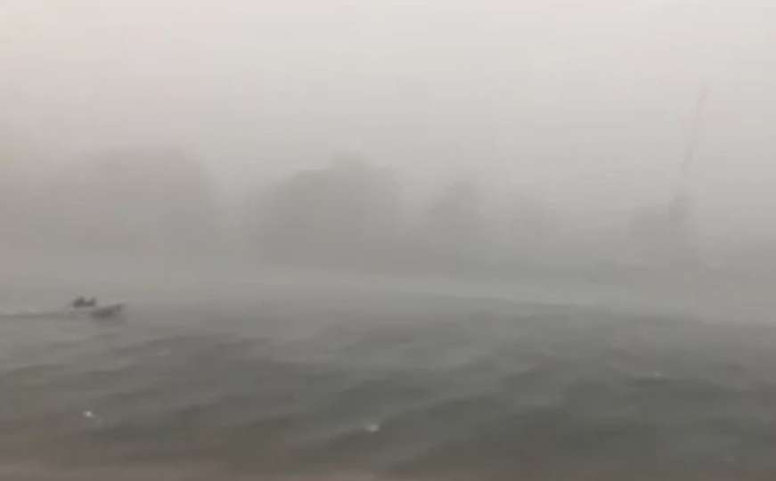 Jeziv snimak iz Beograda: Spasioci izvlače veslače iz jezera tokom oluje