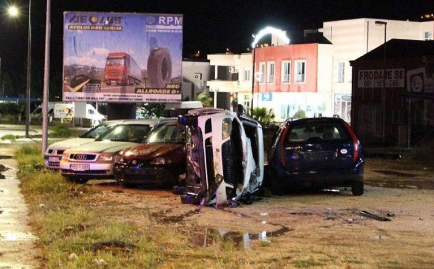 "Pokosili" parkirana vozila i banderu: Povrijeđeni vozači u dvije nezgode