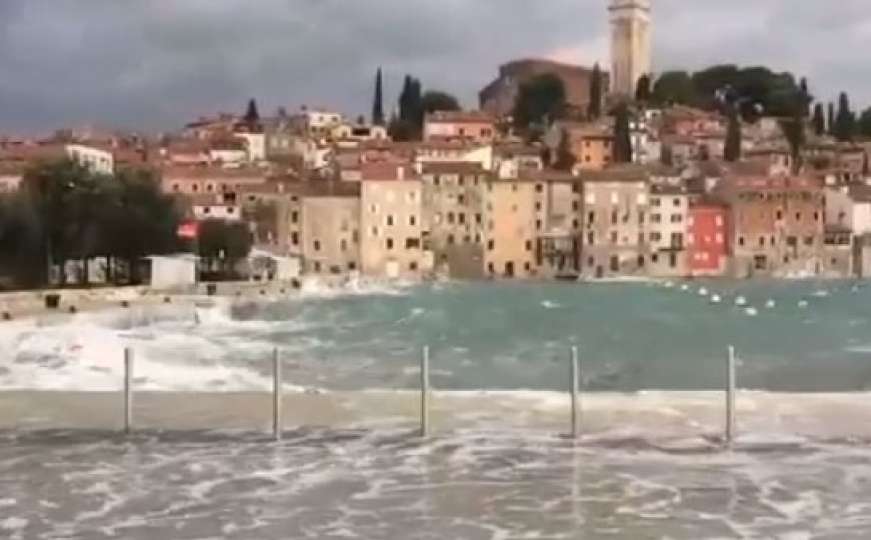 Pogledajte nevrijeme u Hrvatskoj: Plima poplavila rive, prevrnute brodice
