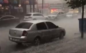 Haos u Istanbulu: Vozila zarobljena u vodi, intervenišu vatrogasci