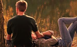 Ljudi sve češće ulaze u veze s prijateljima: Evo da li je to pametna ideja