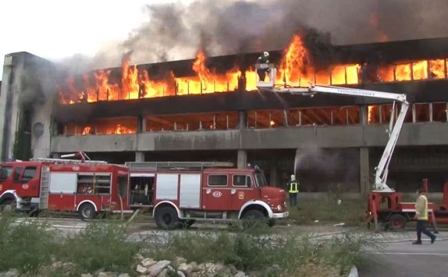 Požar velikih razmjera u Bihaću: Gori nekadašnja kompanija Kombitex