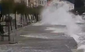Orkanska oluja stigla na Jadran: Udari vjetra do 100 km/h, more se izlilo na rivu
