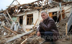 Azerbejdžanac kopajući rukama spasio porodicu ispod ruševina srušene kuće