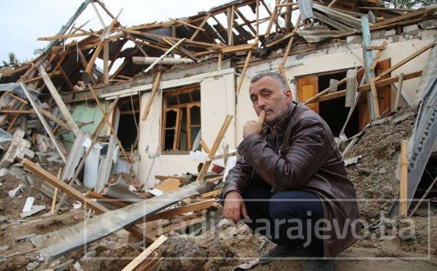 Azerbejdžanac kopajući rukama spasio porodicu ispod ruševina srušene kuće