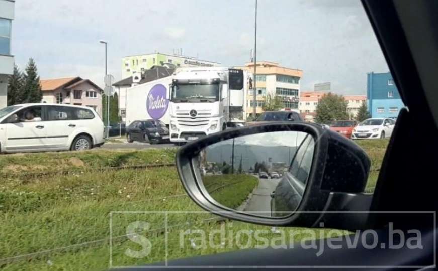 Sudar kamiona i automobila u Sarajevu: Velika gužva u saobraćaju