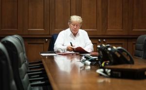 Objavljene slike Trumpa dok radi uprkos što je zaražen koronavirusom