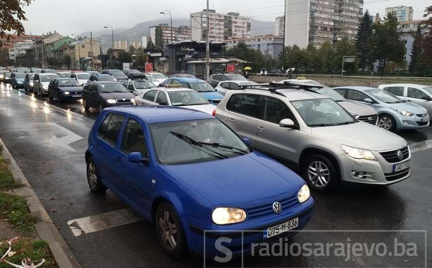 Sa saburom za volan: Sarajevo opet u saobraćajnom kolapsu!