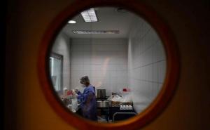 Jutarnje vijesti s KCUS-a: Novi skok zaraženih, smješteno i dijete na Pedijatriji