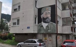 Mural Draže Mihailovića pored mjesta silovanja i ubijanja bošnjačkih civila u Foči