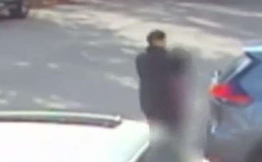 Stravičan snimak otmice: Zgrabio je djevojčicu čim je izašla iz autobusa