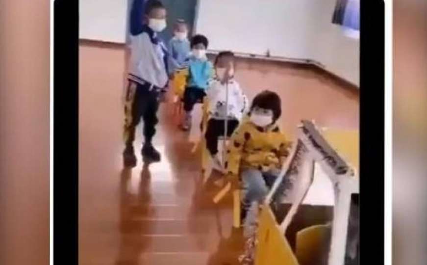 Nešto najslađe što ćete danas vidjeti: Mali Japanci uče kome treba ustati u busu