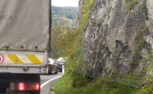 Težak udes kod Olova: Djed i unuk iz teško povrijeđeni u sudaru s kamionom