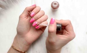 Lak s noktiju prebrzo vam se guli: Evo kako to izbjeći 